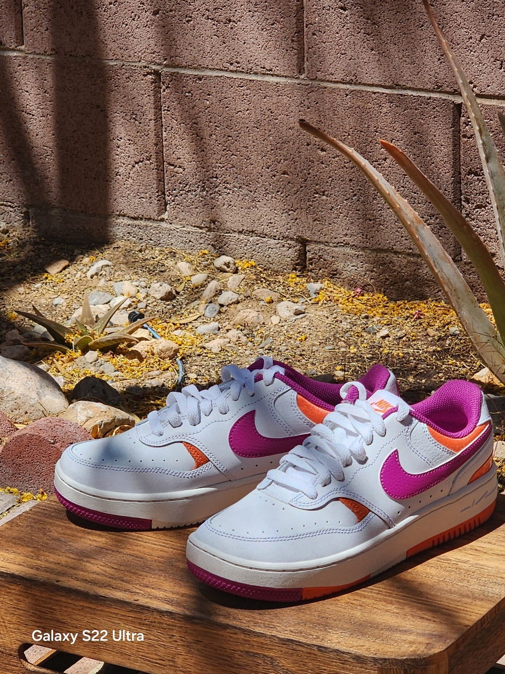 Nike Women’s Gamma Force White Hot Fuchsha Wild Mango Sneaker Size 7,5 - Picture 2 of 7